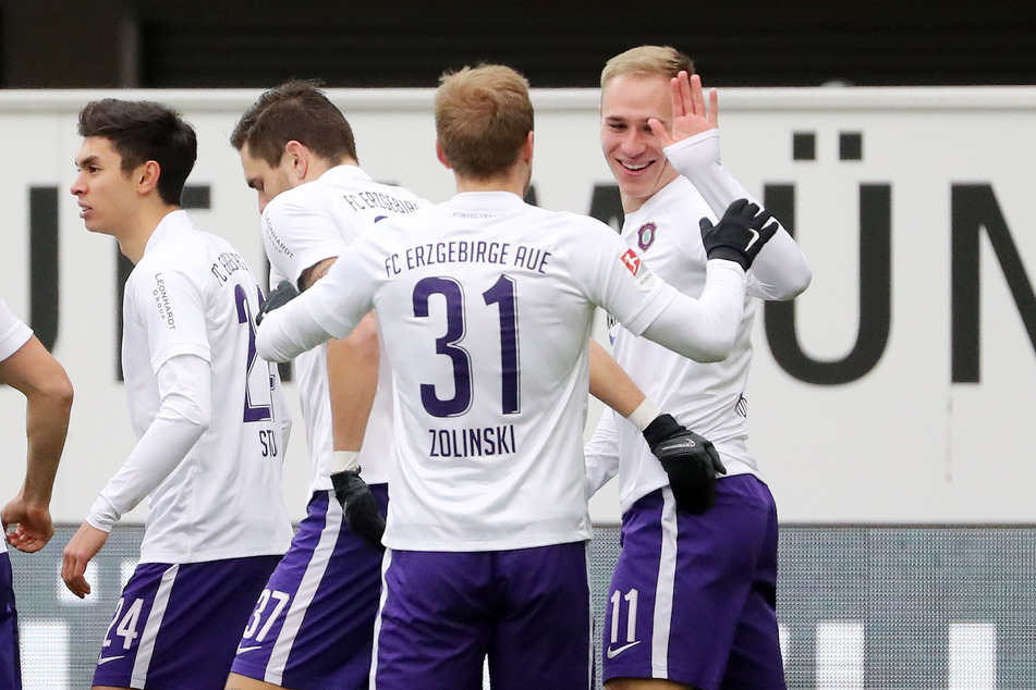 Florian Krüger (r.) traf zum 1:1 Ausgleich und jubelt mit den Teamkollegen.