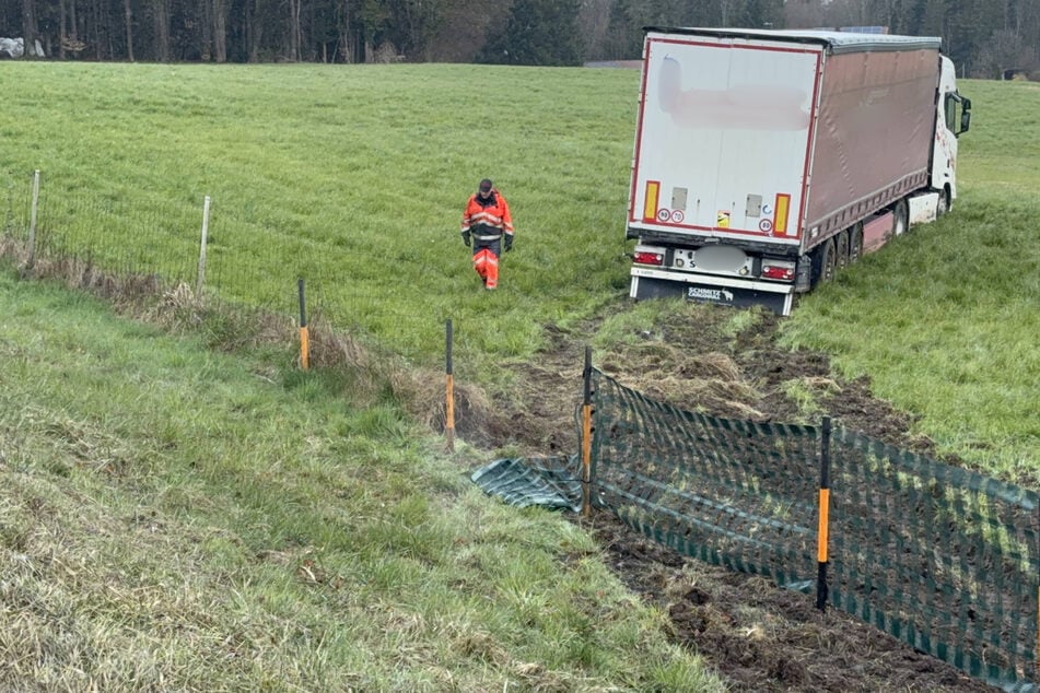 Der Lkw raste über ein Feld.