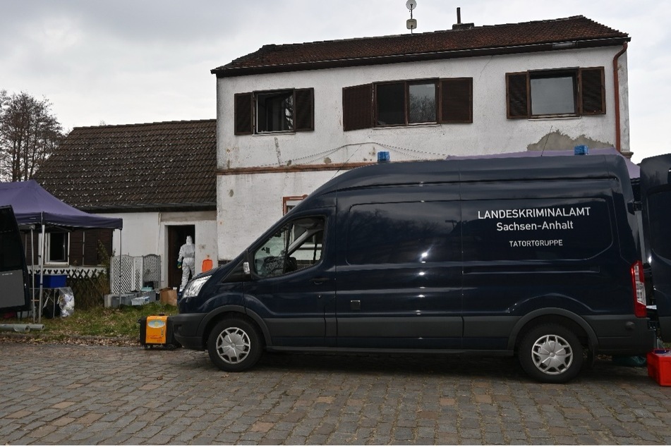 Das Landeskriminalamt Sachsen-Anhalt hat auf dem Grundstück und in dem Haus Spuren gesichert.