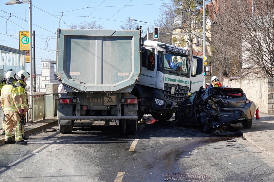 Der Toyota krachte gegen eine Obermastleitung, die Feuerwehr musste die ausgelaufenen Betriebsstoffe beseitigen.