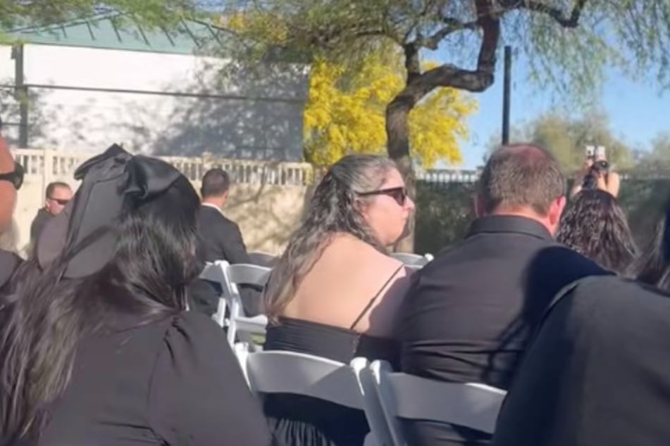 Alle anderen Gäste waren in Schwarz gekleidet.