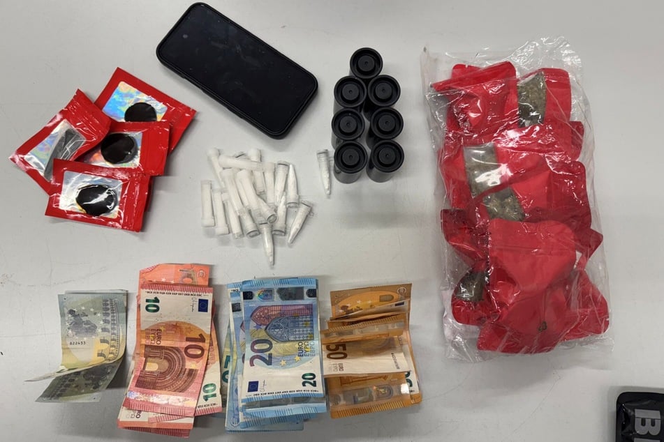 Nach einer Geschwindigkeitskontrolle in der Clayallee entdeckten die Beamten Cannabis und mehrere Tausend Euro Bargeld im Auto.