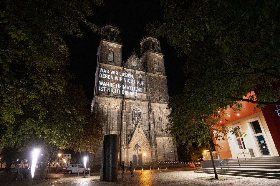 Am Freitagabend wurde der Dom mit einem Anti-AfD-Slogan angestrahlt.