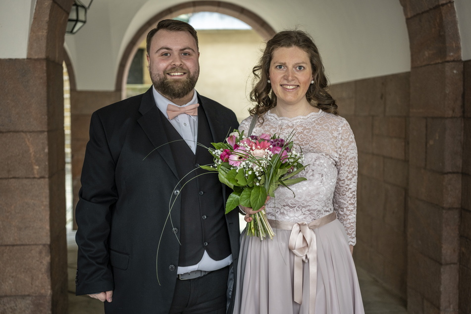 Auch Robby Pilz (26, l.) und seine frisch angetraute Frau Gloria (30) nutzten den 22.2.2022, um sich das Ja-Wort zu geben.