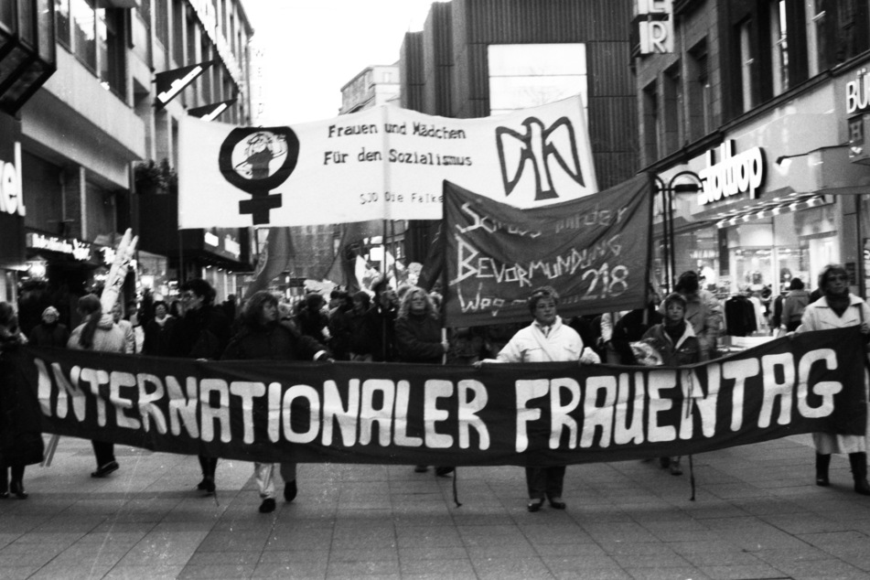 Eine Demo zum internationalen Frauentag 1988 in Düsseldorf. Er wird seit 1909 gefeiert, 1977 machten ihn die Vereinten Nationen zum internationalen Feiertag am 8. März.