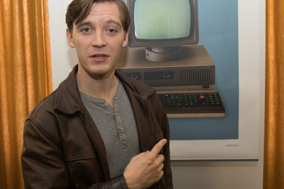Der Schauspieler Jonas Nay (29) bei Dreharbeiten zur Fernsehserie "Deutschland 89".