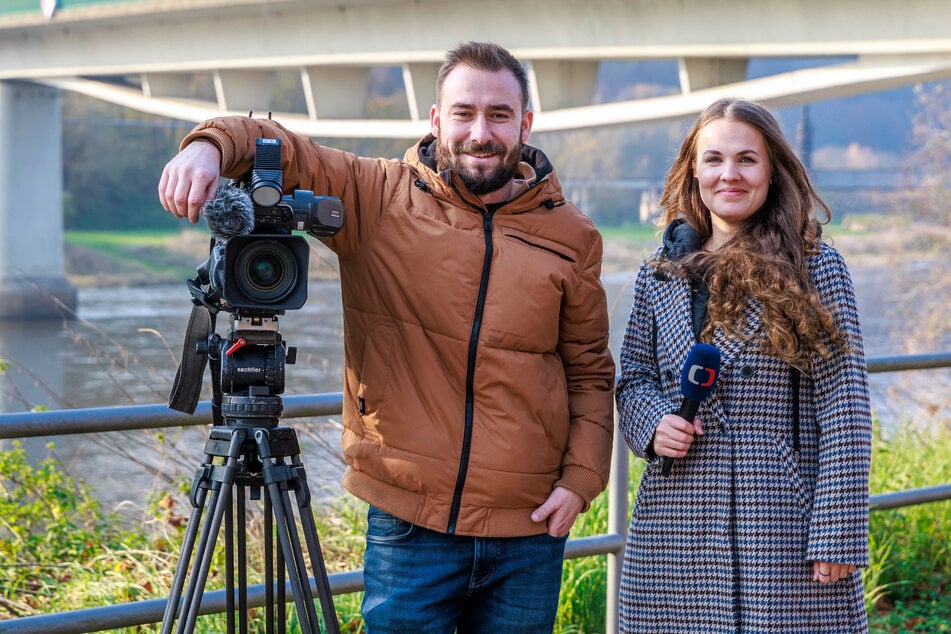 Besuch aus dem Nachbarland: Die Journalisten Jiří Pech und Anna Dolanská berichten für "Česká televize" über die Sperrung.