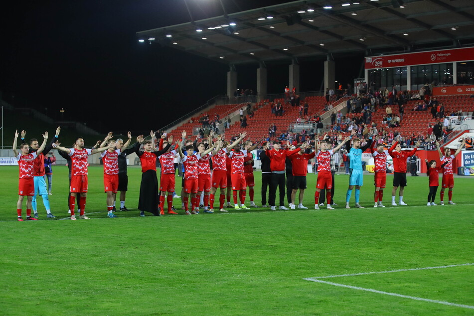 Seit Freitagabend steht fest: Der FSV Zwickau spielt auch in der kommenden Saison in der Regionalliga. Das feierten die Spieler mit ihren Fans.