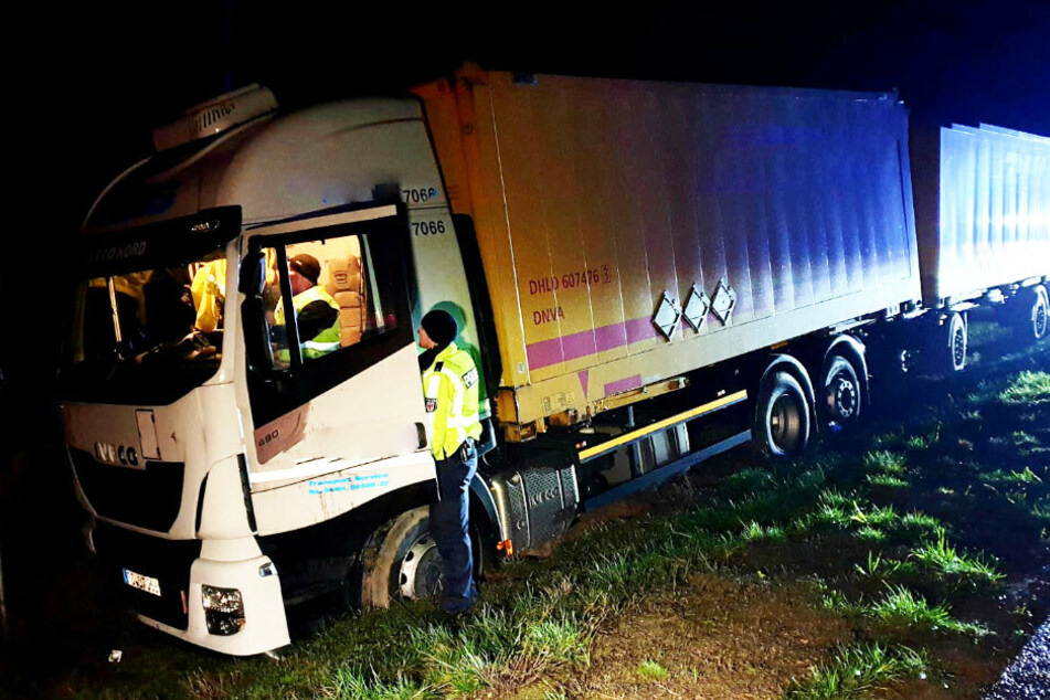 Lkw kommt von der Fahrbahn ab: A2 teilweise gesperrt