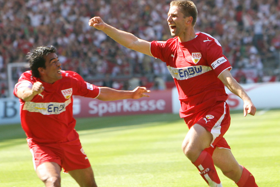 Mai 2007: Thomas Hitzlsperger jubelt nach seinem Ausgleich am letzten Spieltag gegen Energie Cottbus mit seinem Teamkollegen Pavel Pardo.