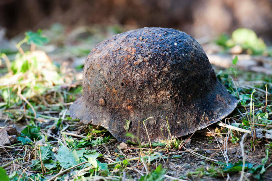 Ein verrosteter Stahlhelm liegt bei Klessin in einer ehemaligen Wehrmachtsstellung. Der einstige Kriegsschauplatz soll ab 2022 als Gedenk- und Erinnerungsort dienen.