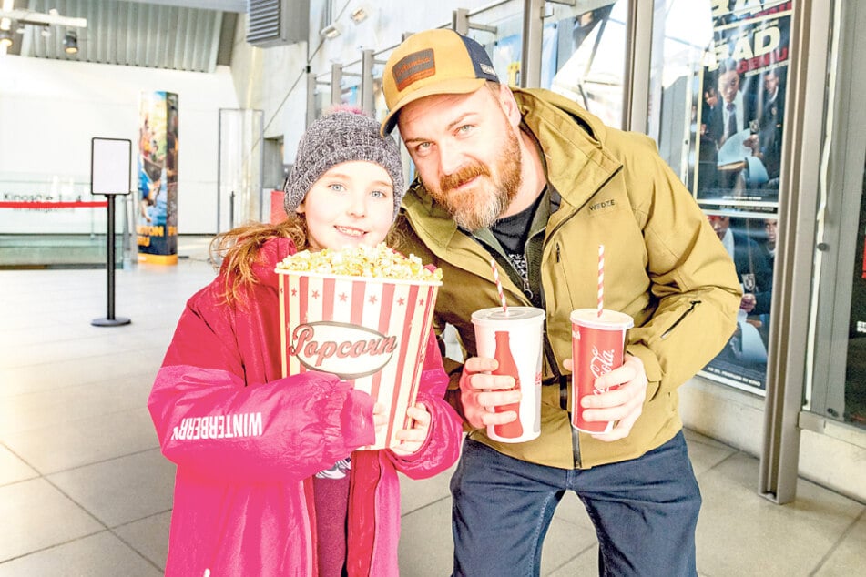 Eine große Ladung Popcorn und Getränke gehören auch bei Vater Alexander (37) und Tochter Hilda (7) zum Kinobesuch dazu.