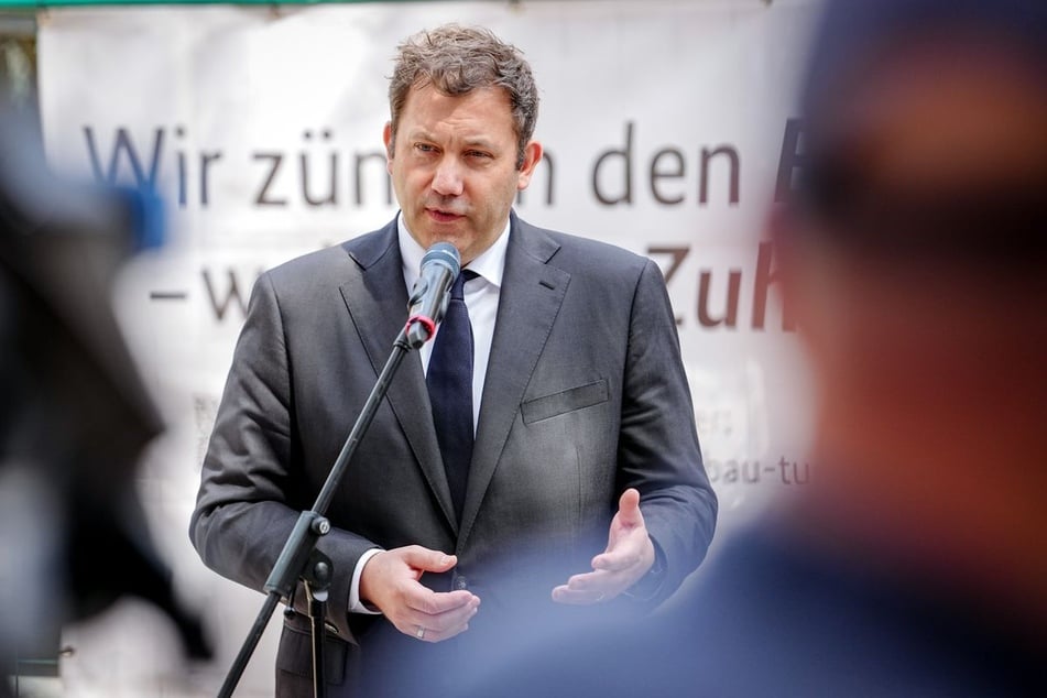 Bundesfinanzminister Lars Klingbeil (47, SPD) will den Kampf gegen Schwarzarbeit und illegale Beschäftigung konsequent weiterführen. (Archivbild)