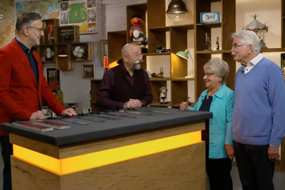 Uschi und Edmund aus Bremerhaven wollen bei "Bares für Rares" eine kleine Sammlung an Retro-Krawatten loswerden.