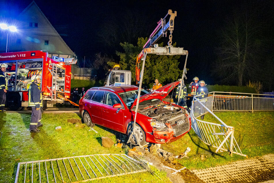 Ein Kran musste angefordert werden, um den Unfall-Audi zu bergen.