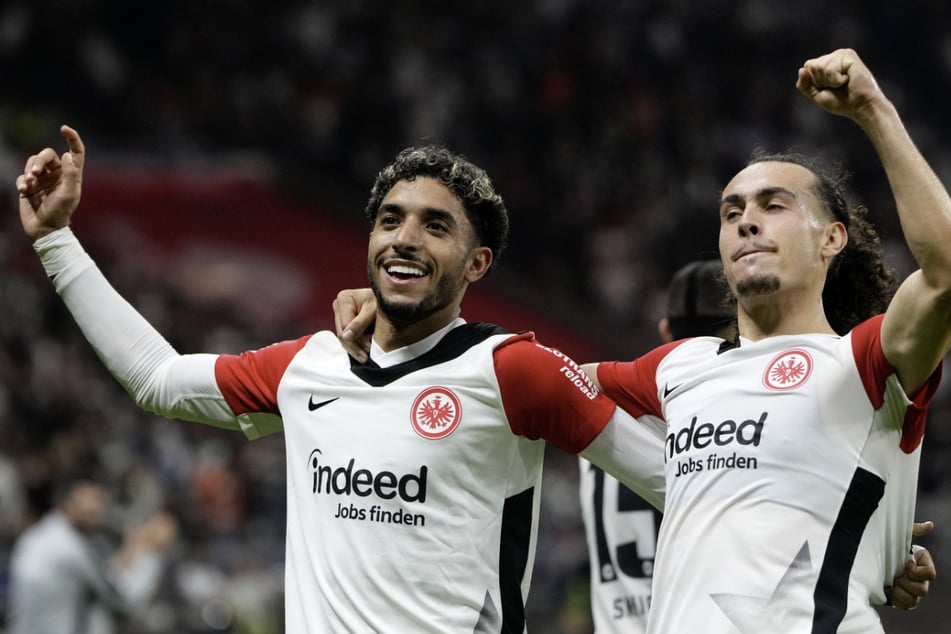 Omar Marmoush (l.) freut sich mit seinem Kollegen Arthur Thiade über das entscheidende 2:0.