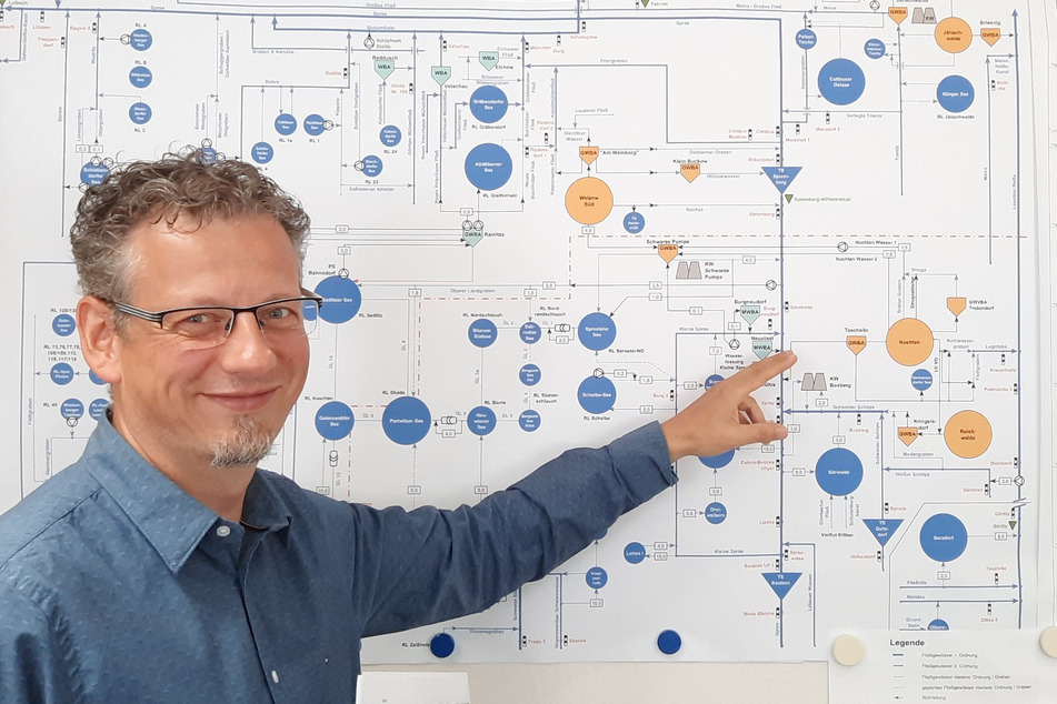 Maik Ulrich (45) zeigt anhand einer Übersicht die Netzstruktur der oberirdischen Gewässer im Lausitzer Revier.