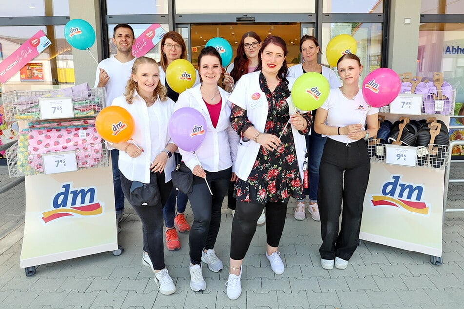 Das dm-Team freut sich über viele Kunden und auf eine schöne Eröffnung am Montag (16.6.).