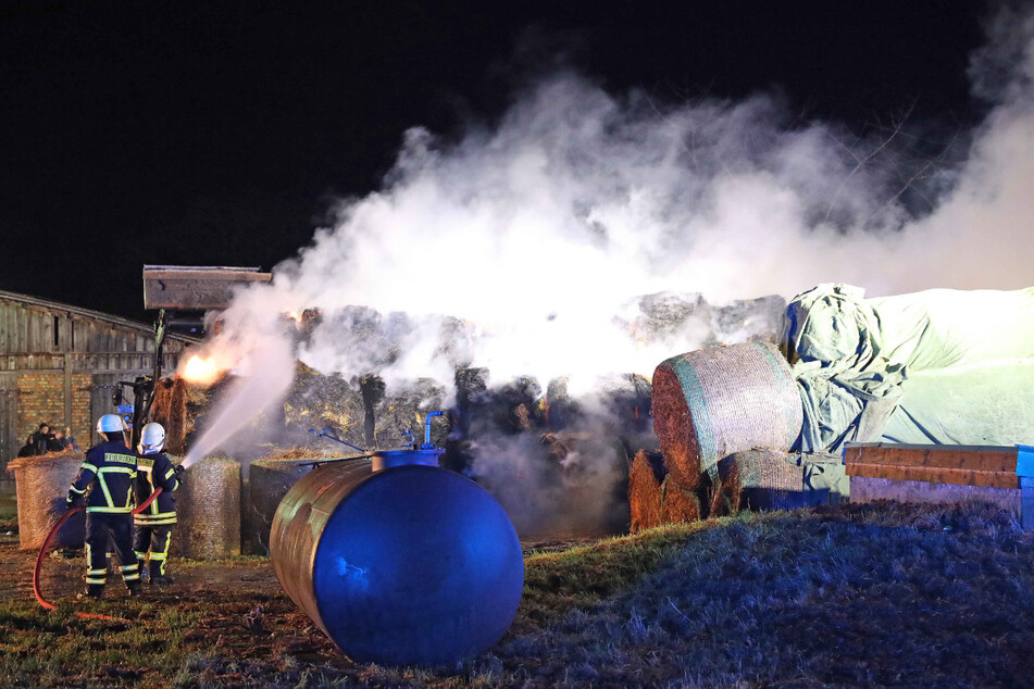 Brandstiftung? Hof geht mit lautem Knall in Flammen auf