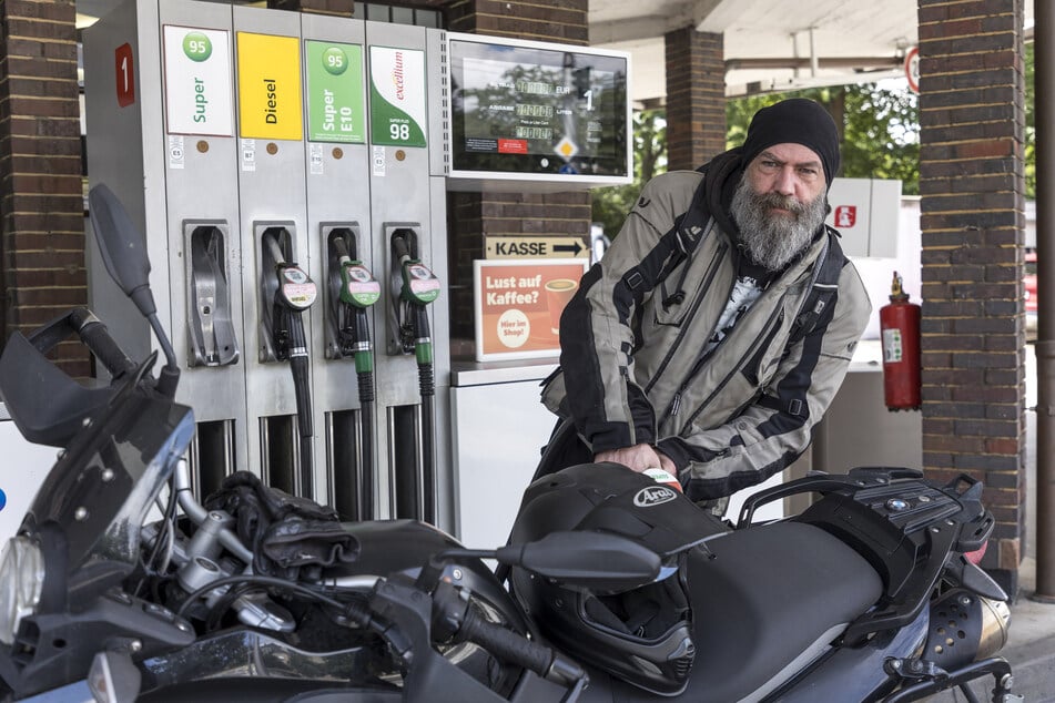 An der Zapfsäule: Peter Hahmann (47) tankte sein Motorrad voll.