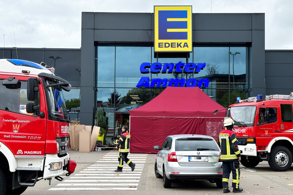 Tödlicher Unfall vor einem Edeka in Dinkelsbühl: Für eine 73 Jahre alte Frau kam jegliche Hilfe der angerückten Einsatzkräfte zu spät.