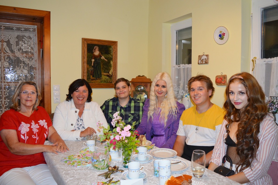 So harmonisch wie auf diesem Bild war es nicht immer. Besonders zwischen Mama Anneliese (l.) und Francine (3.v.r.) flogen die Fetzen.