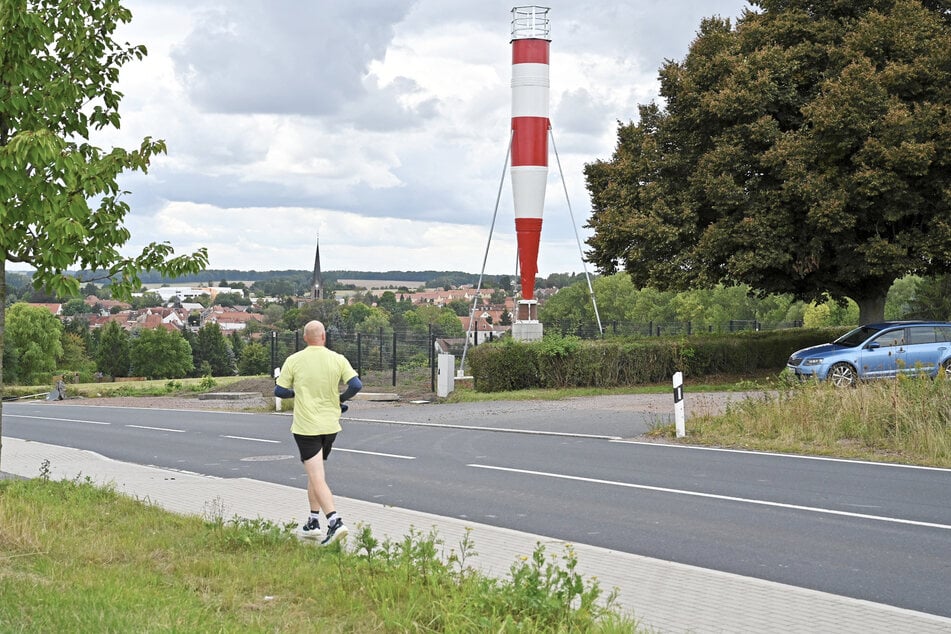 Sie steht wieder, nur verkehrt herum: Die Spitze des Bleistifts wird zum neuen Wahrzeichen.