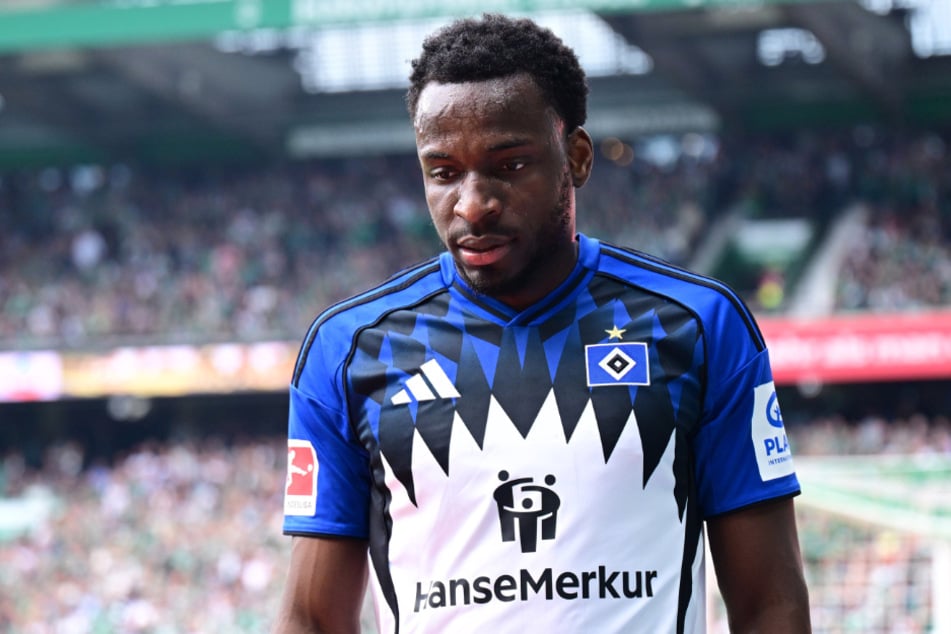 Philipp Otele muss nach einem Foulspiel mit Rot runter.