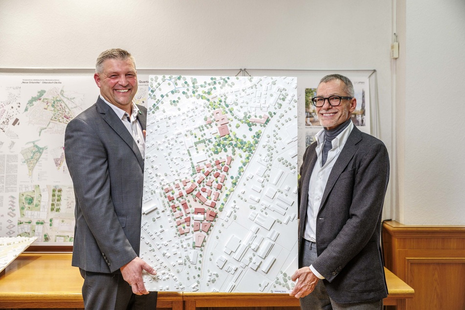 Bürgermeister Rico Pfeiffer (51, parteilos) freut sich zusammen mit Architekt Manuel Bäumler (54, r.) über die Pläne.