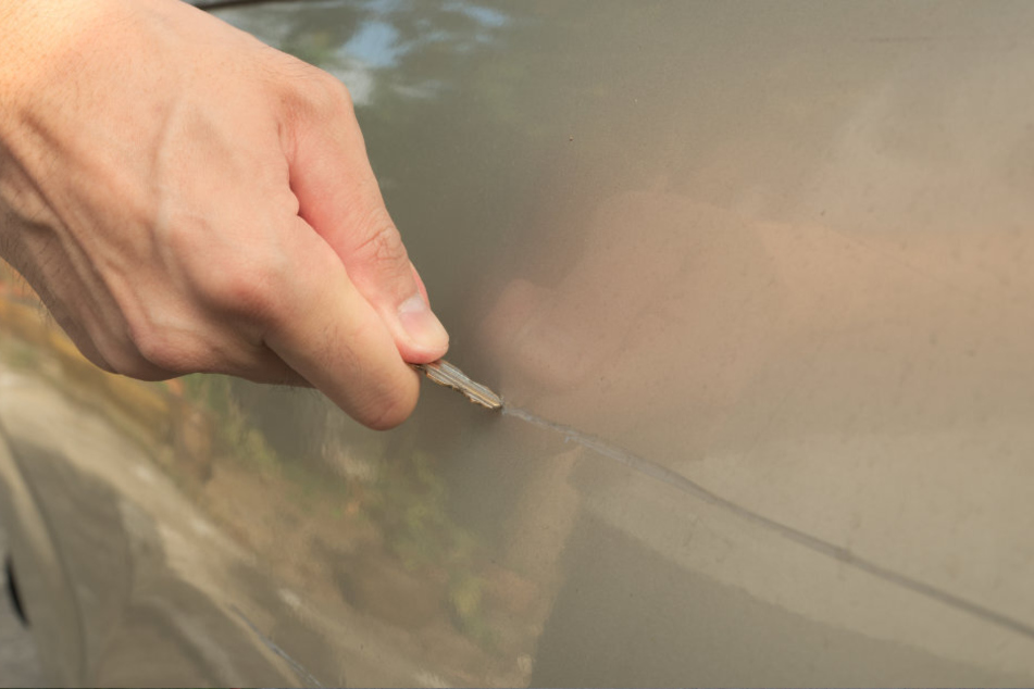 Wieder Autos beschädigt: Lack zerkratzt und Reifen zerstochen