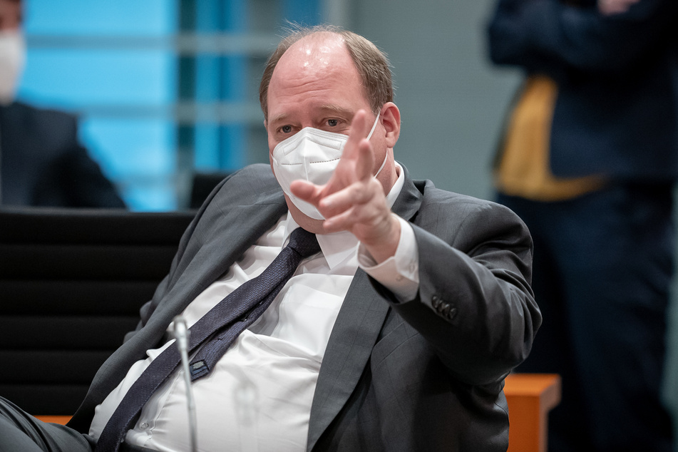 Helge Braun (48, CDU), Chef des Bundeskanzleramtes und Bundesminister für besondere Aufgaben, spricht vor Beginn der Sitzung des Bundeskabinetts im Kanzleramt.
