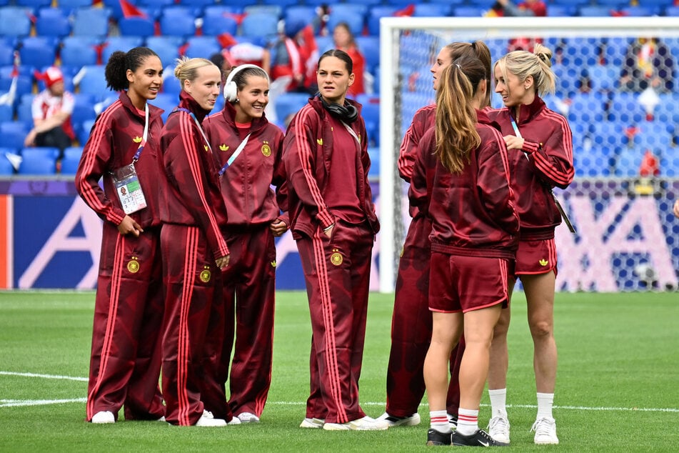 Die DFB-Damen begutachten den Rasen in Basel.