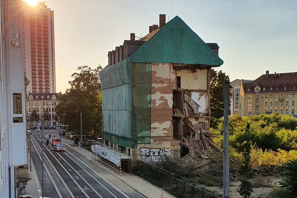 In der Rosa-Luxemburg-Straße in Leipzigs Zentrum-Ost ist am späten Donnerstagnachmittag ein leerstehendes Gebäude eingestürzt.