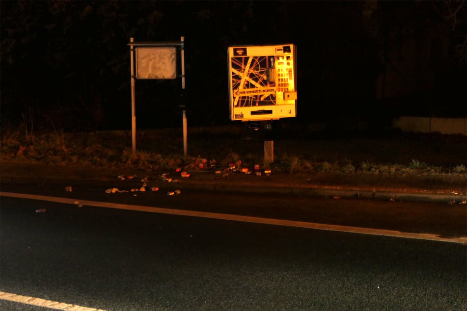 Dieser Zigarettenautomat in Grimma fiel am Wochenende Unbekannten zum Opfer.