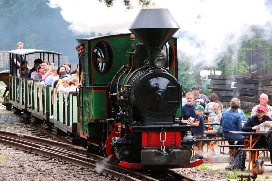 Für Kinder immer wieder ein Highlight: Die Fahrt mit der Dampflokomotive.