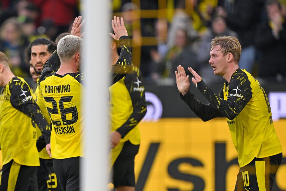 Julian Brandt (r) besorgte in der Nachspielzeit der ersten Hälfte die Dortmunder Führung.