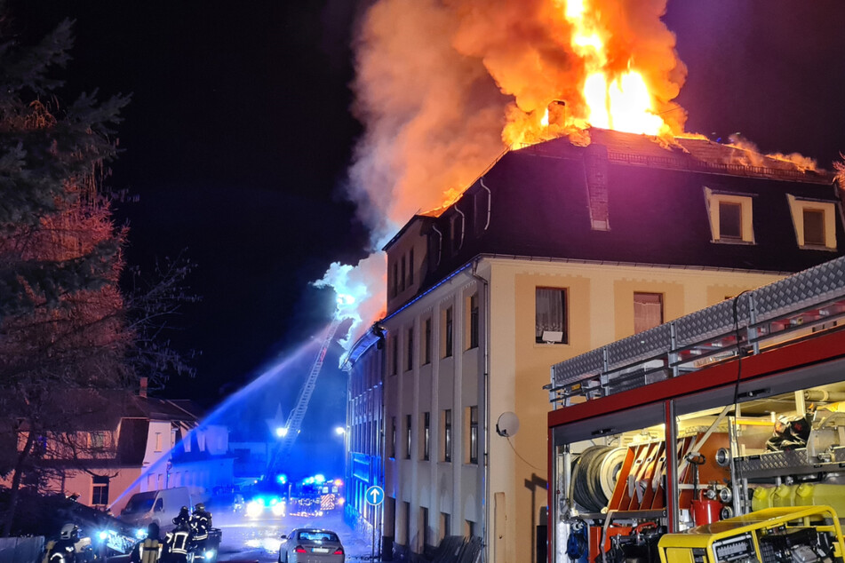 Flammen-Inferno im Vogtland: Dachstuhlbrand zerstört Wohnhaus