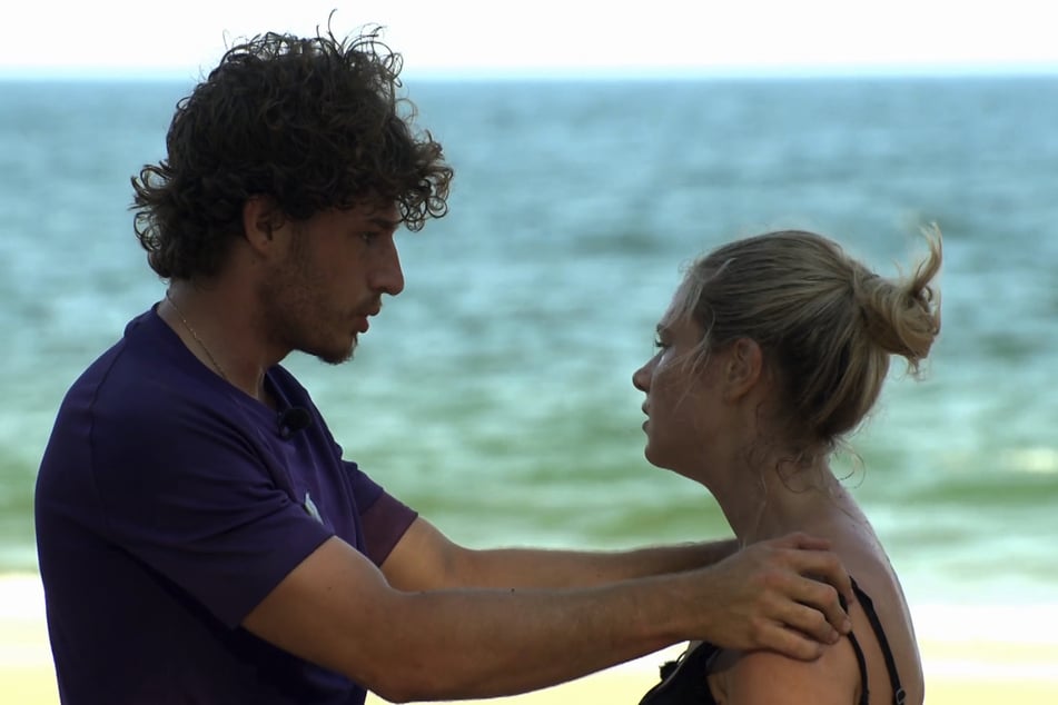 Greta (25) ist nach der Pleite enttäuscht von sich. Teampartner Garry (21) versucht, sie aufzumuntern.
