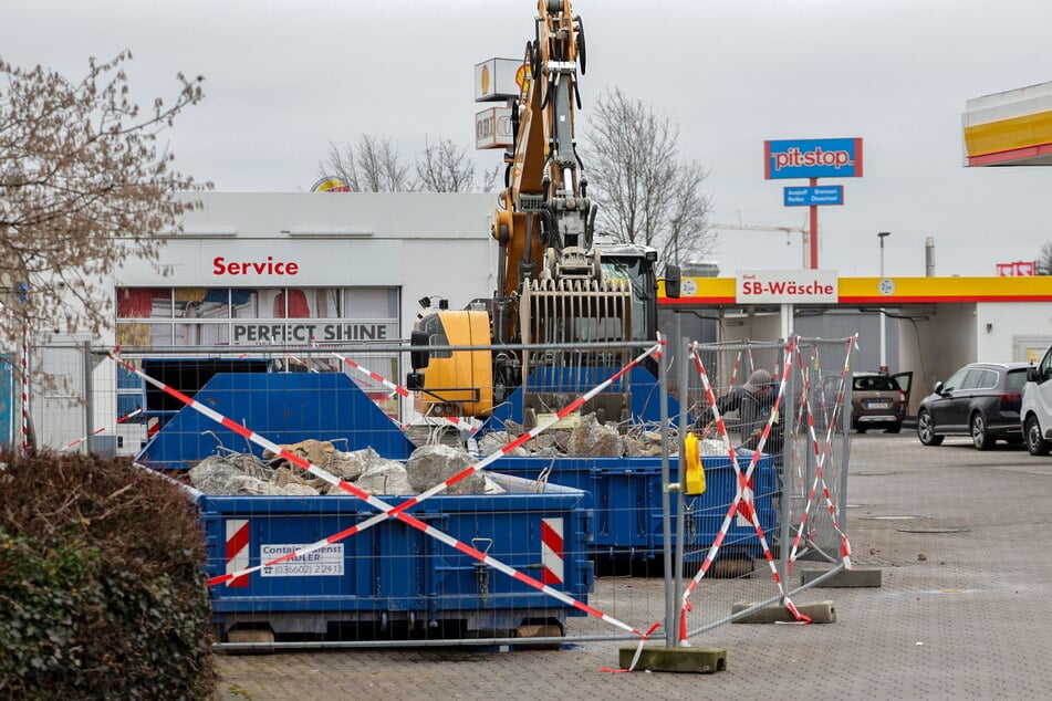 Wo einst in Meerane die Wasserstoff-Tankstelle stand, verrichtete vorige Woche der Abrissbagger seine Arbeit.