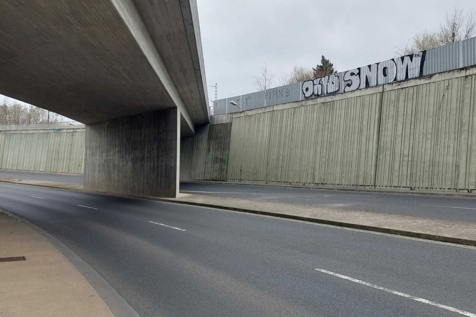 Der Motorradfahrer streifte den Bordstein und krachte dann gegen die Betonwand.