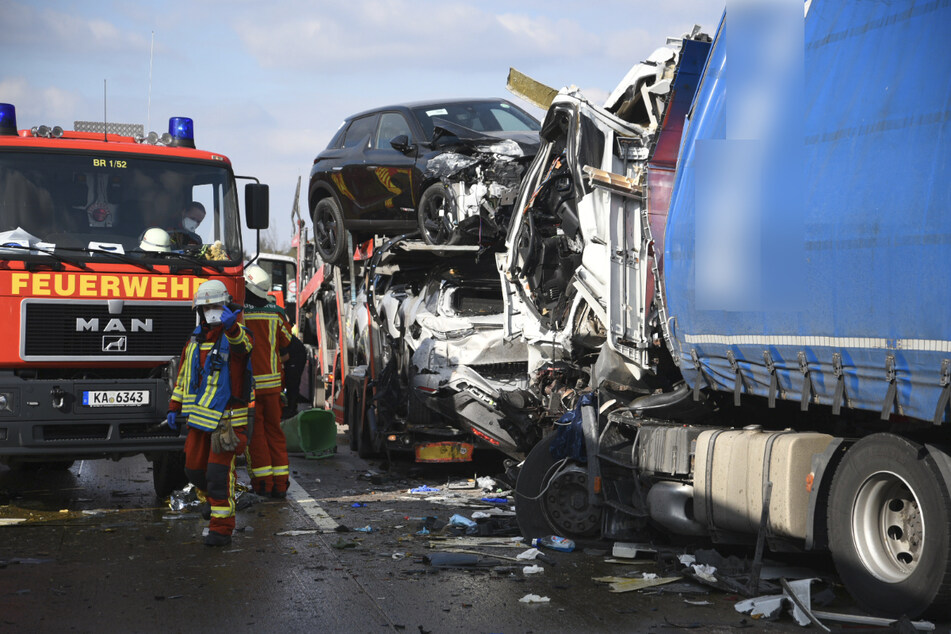 Unfall A5: Drei Lkw krachen auf A5 zusammen: Fahrer eingeklemmt und schwer verletzt