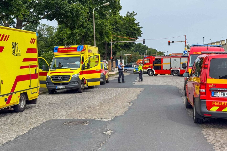 Die zur Hilfe geeilten Rettungskräfte waren mit mehreren Einsatzfahrzeugen vor Ort.