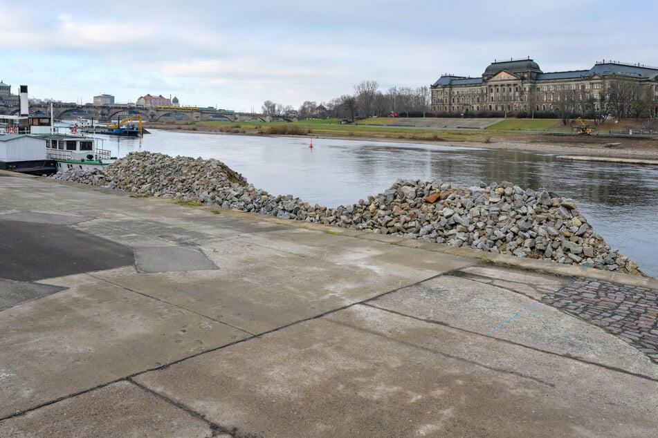 Der Standort der ehemaligen Carolabrücke: Die Stadt schickt vier Planungsbüros ins Rennen, um einen Entwurf für den Neubau erarbeiten zu lassen.