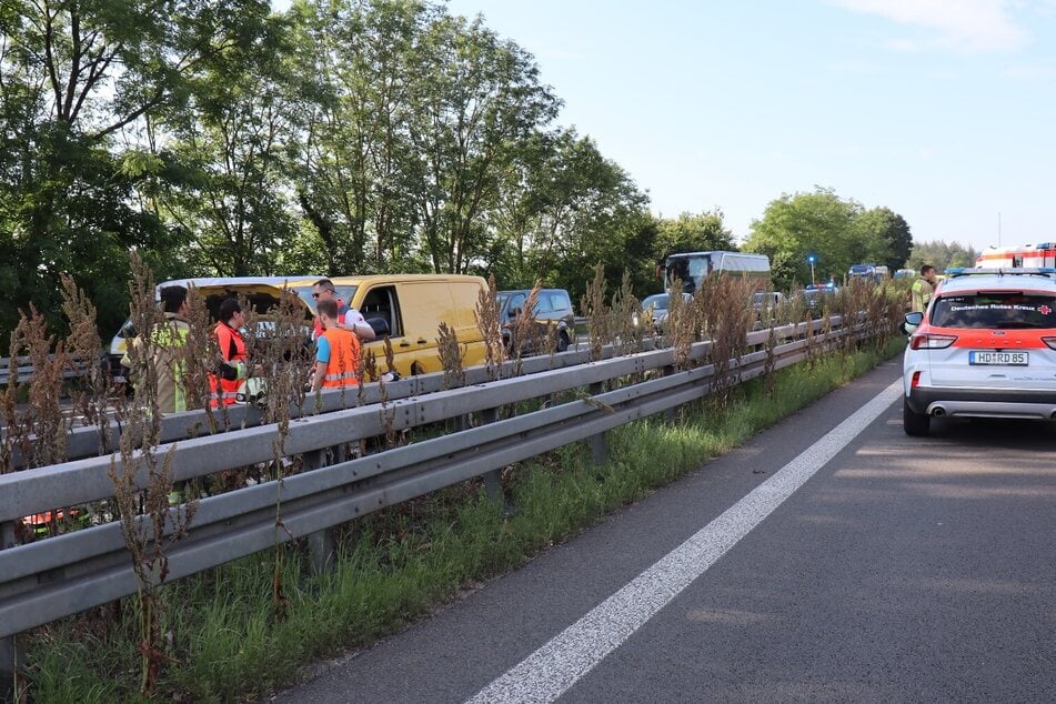 Rettungskräfte kümmerten sich um die drei Verletzten.