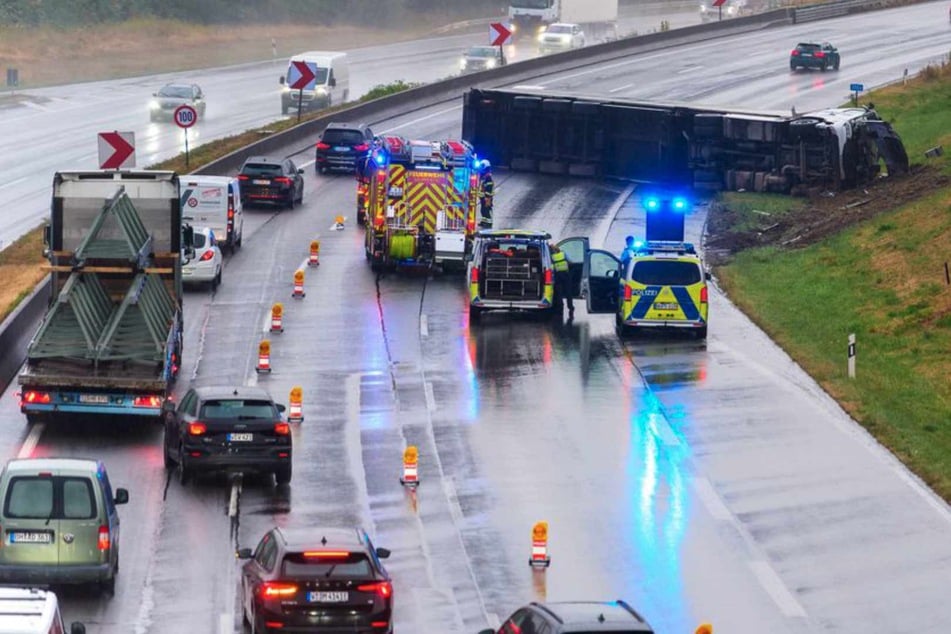 Umgekippter Lkw sorgt für Verkehrschaos auf der A1