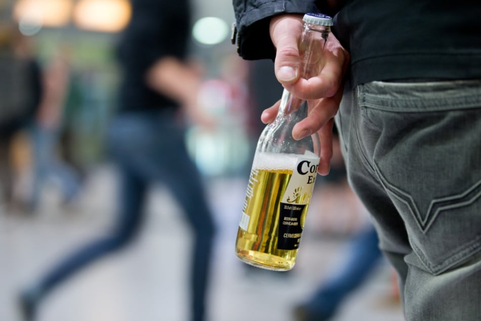 Wegen der ohnehin geltenden Ausgangsbeschränkungen verzichten manchen Kommunen auf ein Alkoholverbot im Freien. (Symbolbild)