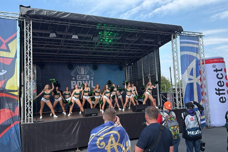 Die Cheerleader bringen die Fans vor dem Kickoff auf Temperatur.