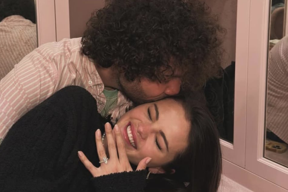 Selena Gomez (32) und Benny Blanco (36) haben sich nach rund einem Jahr Beziehung verlobt.