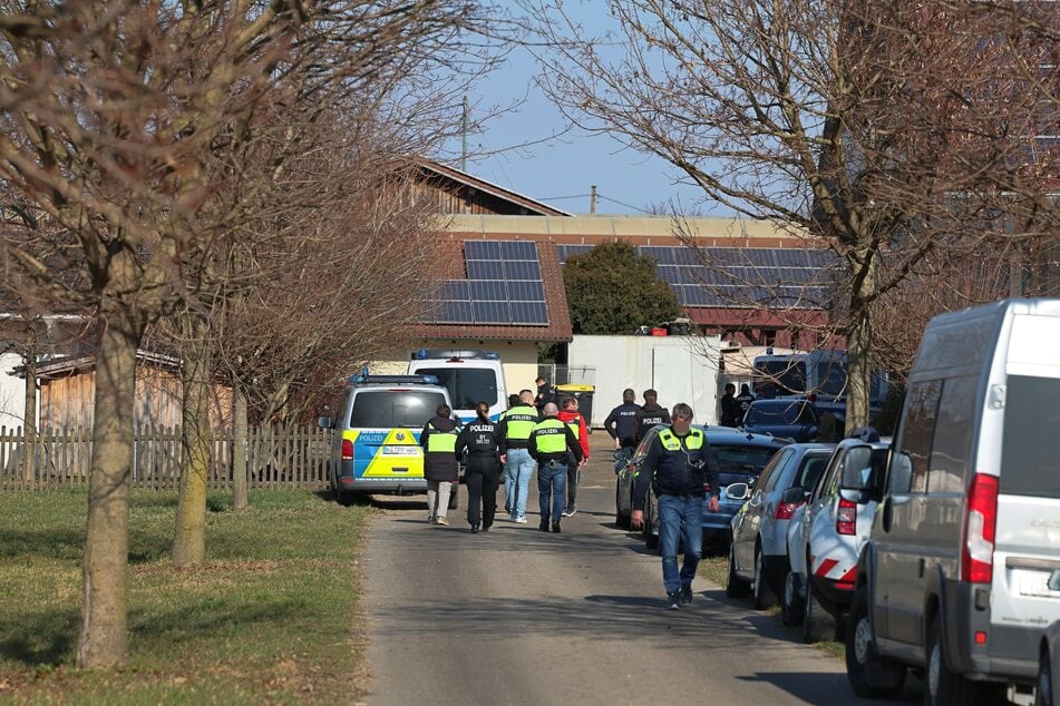 Einsatzkräfte der Kripo Memmingen, der Bereitschaft München sowie Veterinäre, Vertreter des Landratsamtes und des Wasserwirtschaftsamtes durchsuchten die betroffenen Betriebe.