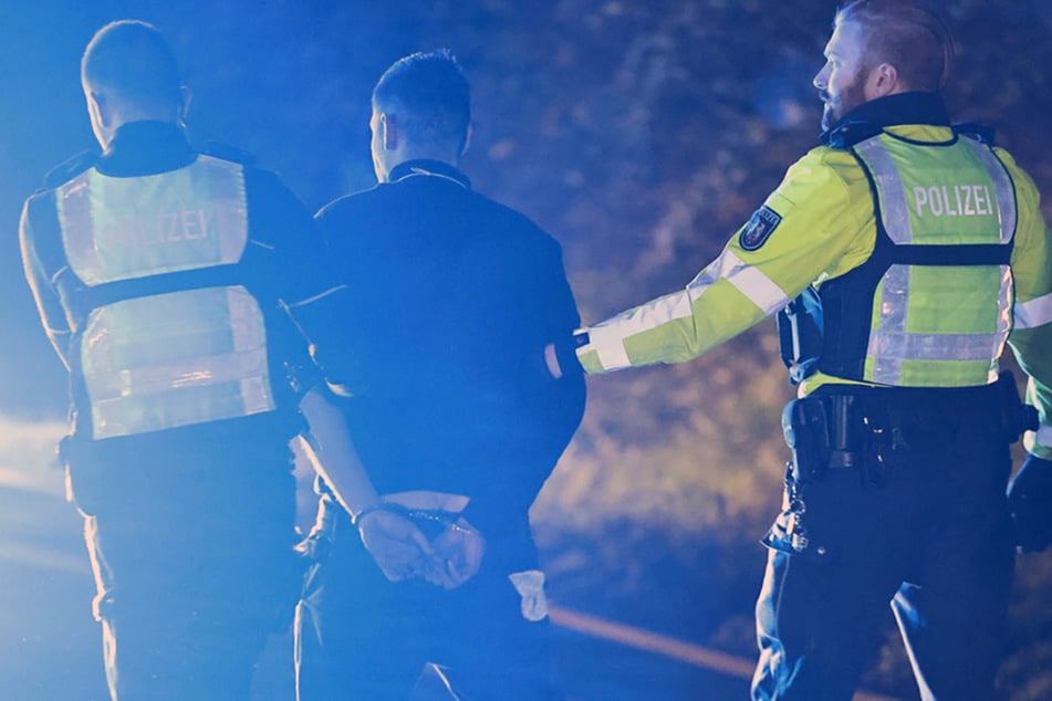 Polizisten nahmen den Lastwagenfahrer nach dessen Chaosfahrt auf der A1 bei Hagen in Gewahrsam.